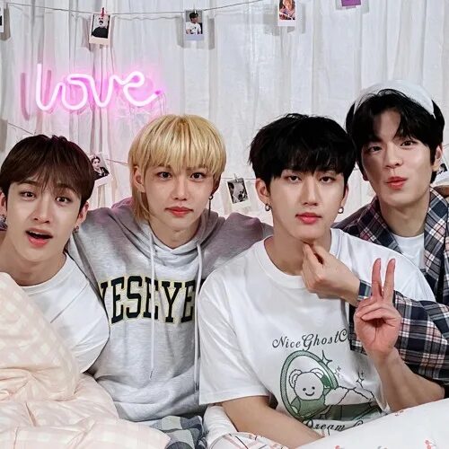 Bang chan, changbin, felix, seungmin "?? ? ?? ?? ?". Stray kids replay. Up all night stray. Stray kids - ?? ? ?? ?? ? обложка. Минхо арт stray kids.