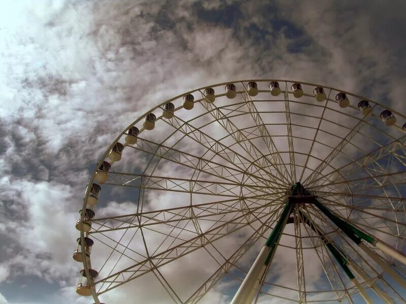 омское колесо обозрения. манчестер колесо обозрения. колесо обозрения феррис. колесо обозрения черно белое. пейзаж колесо обозрения.