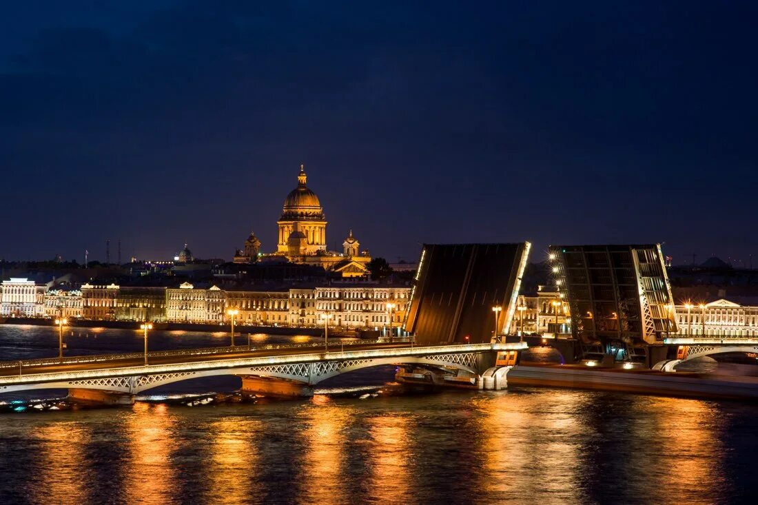 Санкт-Петербург. Мост лейтенанта Шмидта в Санкт-Петербурге. Ночной Питер. Вечерний Петербург.