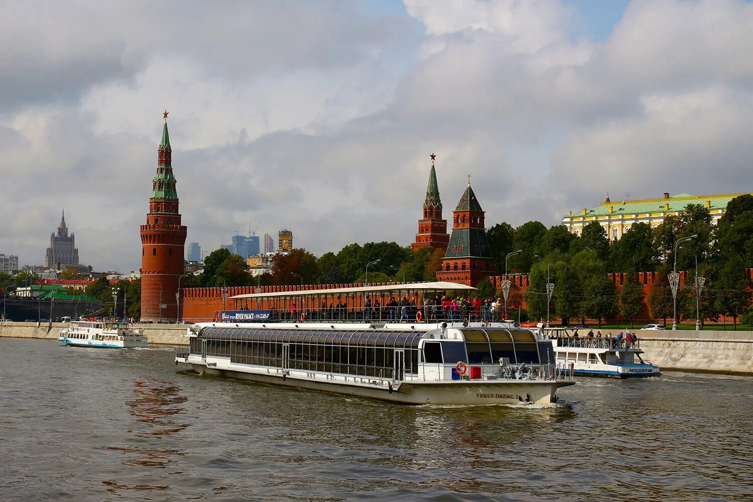 Речные экскурсии по москве реке. Корабль Ривер Палас Москва. Ривер Палас теплоход. Теплоход по Москве реке Ривер Палас. Ривер флотилия теплоход.