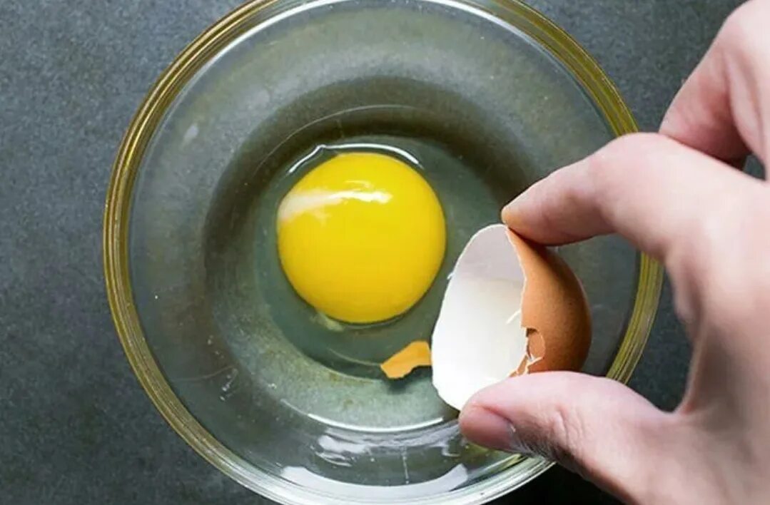 Яйцо трубочка. Яйцо с кусочками скорлупы. Разбитое яйцо скорлупа. Скорлупа попала в яичницу.