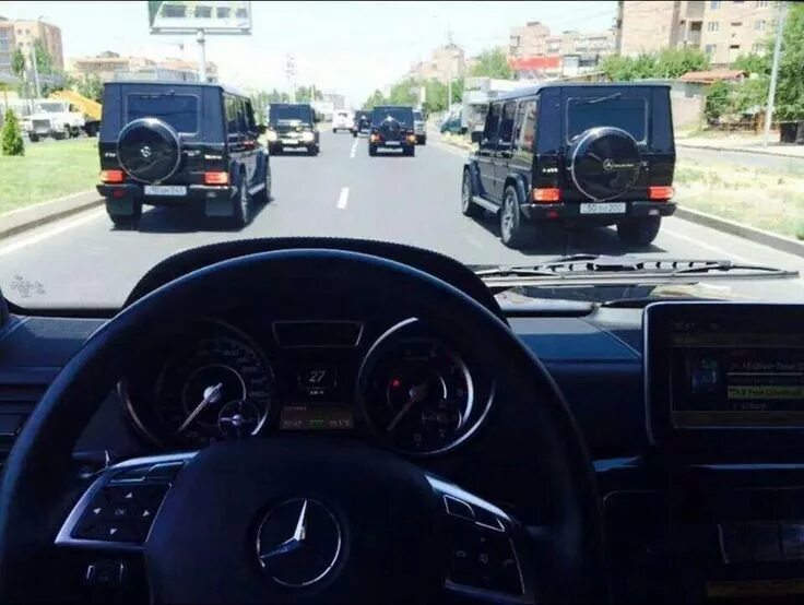 Водители геликов. За рулем Mercedes g63. G63 AMG за рулем. Руль g63 AMG. G55 AMG за рулем.