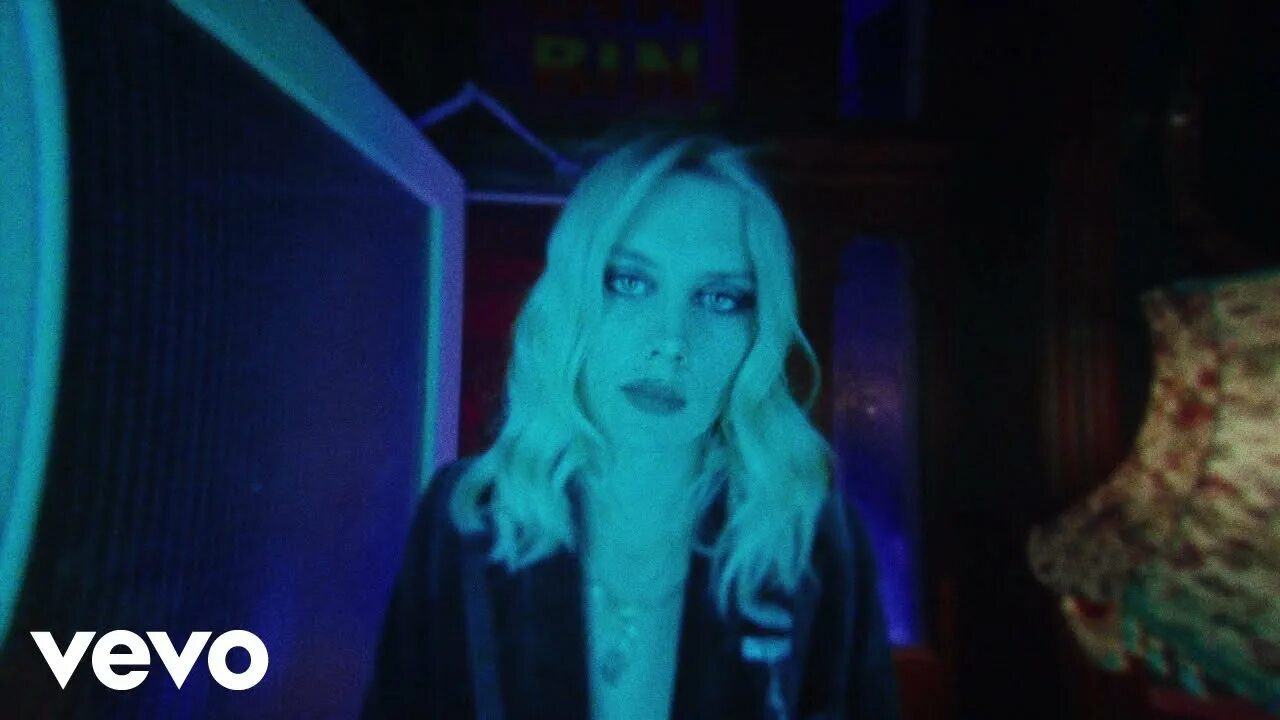 I can feel myself. Wolf alice blue weekend 2025. visions of a life wolf alice. элис фил судьба. сона клип the feels.