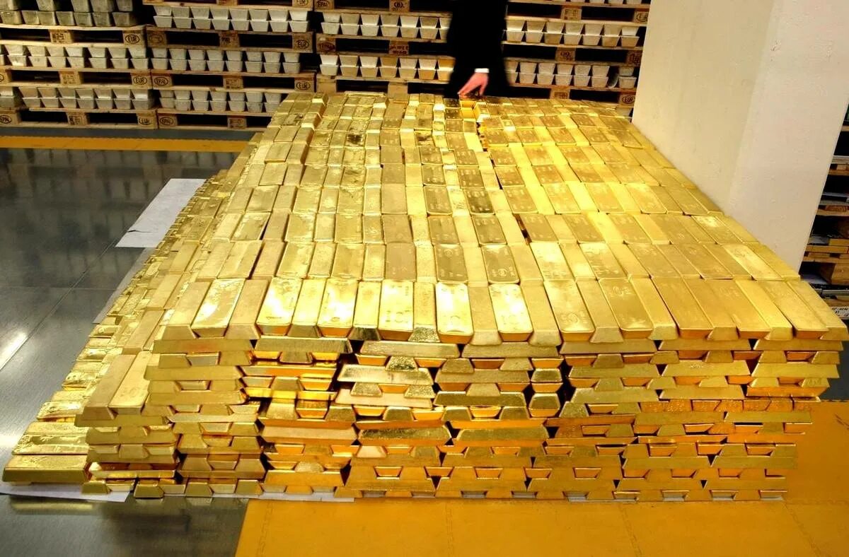 Хранилище с золотом. 1400 миллионов. Большие деньги. Много пачек долларов. Паллета с деньгами.