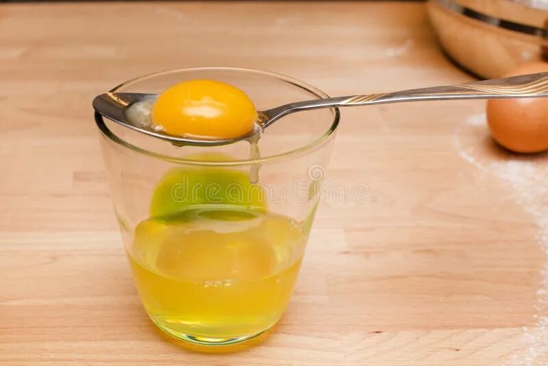 Желток в ложке. Желток в стакане. Яичный желток в стакане. Жидкий желток на ложке.