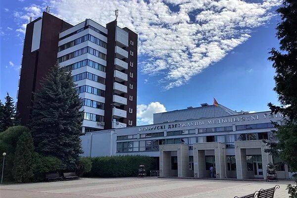 Медуниверситет минск сайт. Бгму главный корпус. Бгму студенты. Белорусского государственного университета в минске. Бгму главный корпус.
