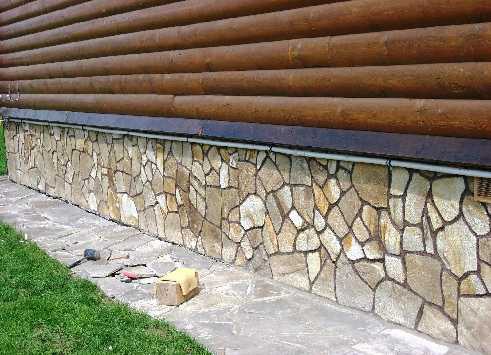 Декоративная отделка цоколя. Отделка цоколя. Обшивка фундамента. Отделка фундамента камнем. Отделка цокольного фундамента.