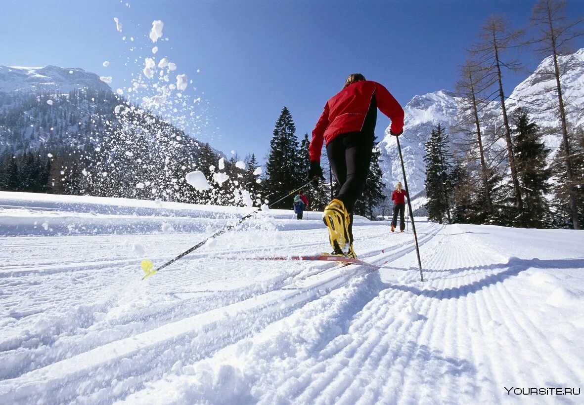 Подъем гор на лыжах. Подъем в гору на лыжах. Горы лыжи. Лыжный альпинизм. Подъем в гору на лыжах.