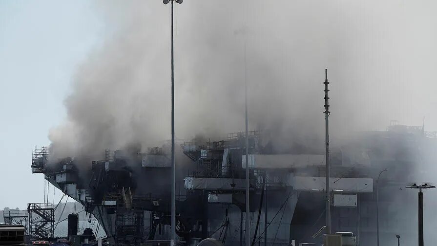 Пожар в ВМС США USS Bonhomme Richard. Пожар на корабле ВМС США В Сан Диего. Пожар на корабле. Пожары на кораблях ВМФ США.