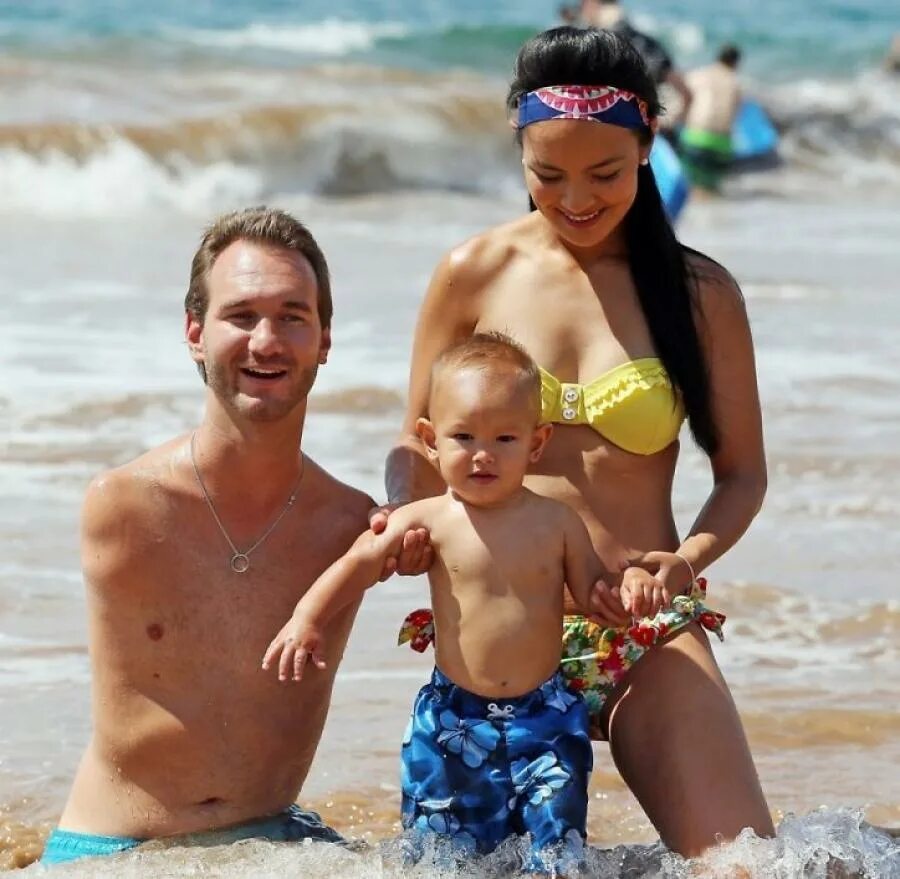 Человек родился без рук. Без рук и ног ник вуйчич. Ник вуйчич и его семья. Кийоши джеймс вуйчич. Без рук и без ног ник вуйчич.