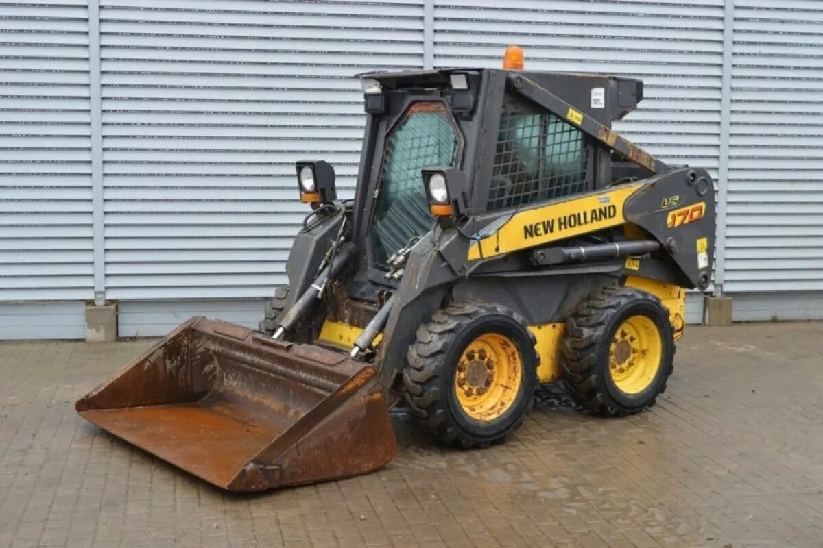 Купить мини погрузчик новый. Мини-погрузчик New Holland l170. Мини погрузчик New Holland l160. Нью Холланд 170 мини погрузчик. Мини-погрузчик New Holland l170 насадки.