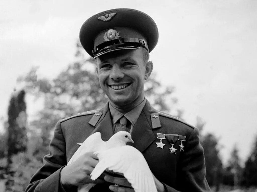 Гагарин покушать. Гагарин покушать. Гагарин покушать. Яури гагарин. Обед космонавта.