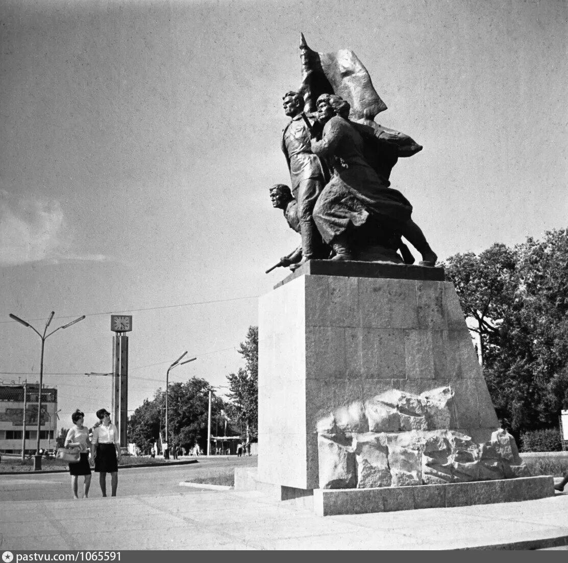 Памятник борцам Октябрьской революции Алматы. Памятник борцам революции Иркутск. Памятник борцам революции Бишкек. Памятник борцам революции Нефтекамск. Борцов революции 1 иркутск