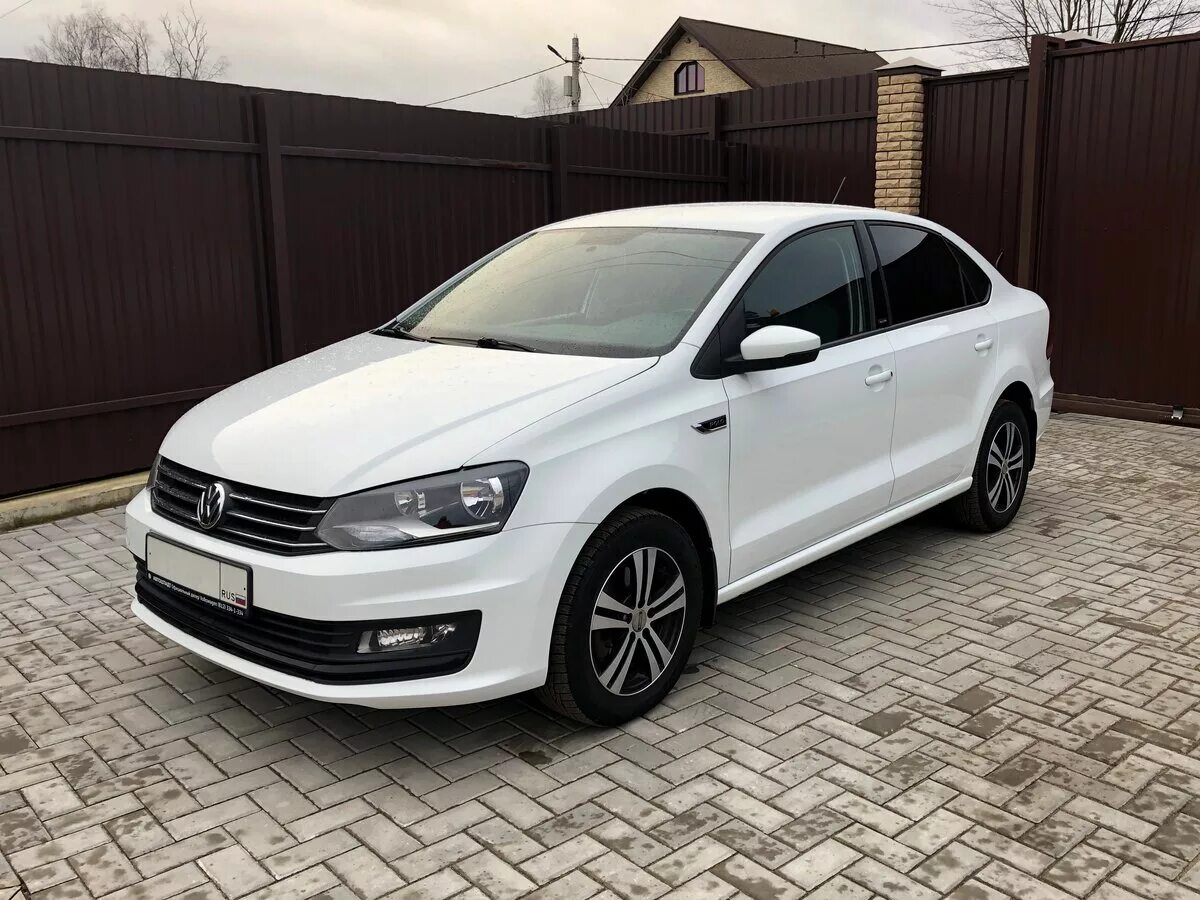 Авито купить фольксваген поло седан. Volkswagen Polo 5 sedan. Volkswagen Polo sedan 2015 белый. Volkswagen Polo v Рестайлинг. Volkswagen Polo sedan 2015.