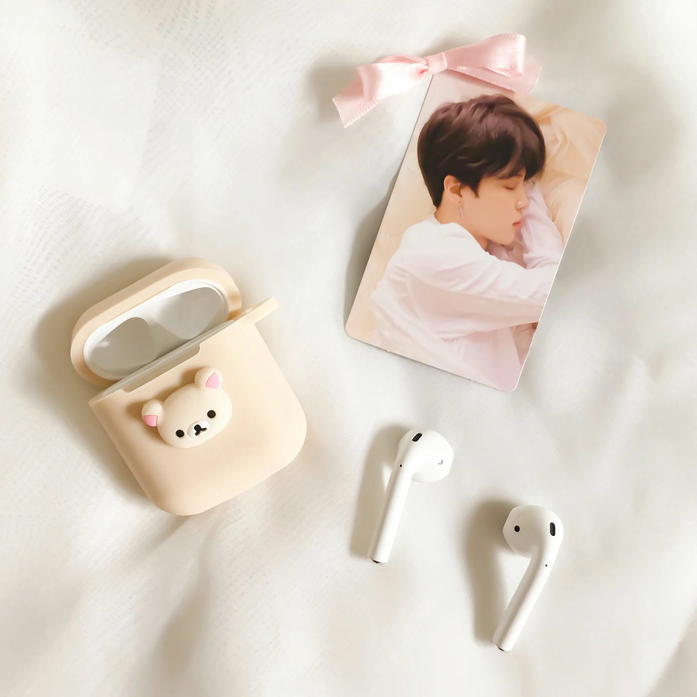 Чехол на айрподсы БТС. Чехол БТС на аирподс. Чехол на наушники AIRPODS BTS. Чехол на беспроводные наушники БТС.