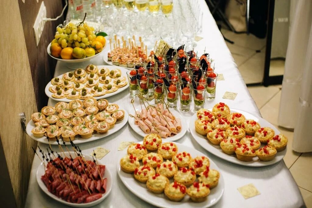 Стол фуршет. Недорогой фуршетный стол на работе. Стол фуршет. Фуршетный стол. Фуршет для мужчин.