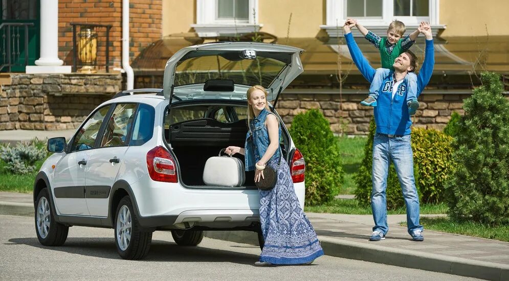 Семейный автомобиль. Автомобиль семьям с детьми. Семья с новой машиной. Молодая семья автомобиль.