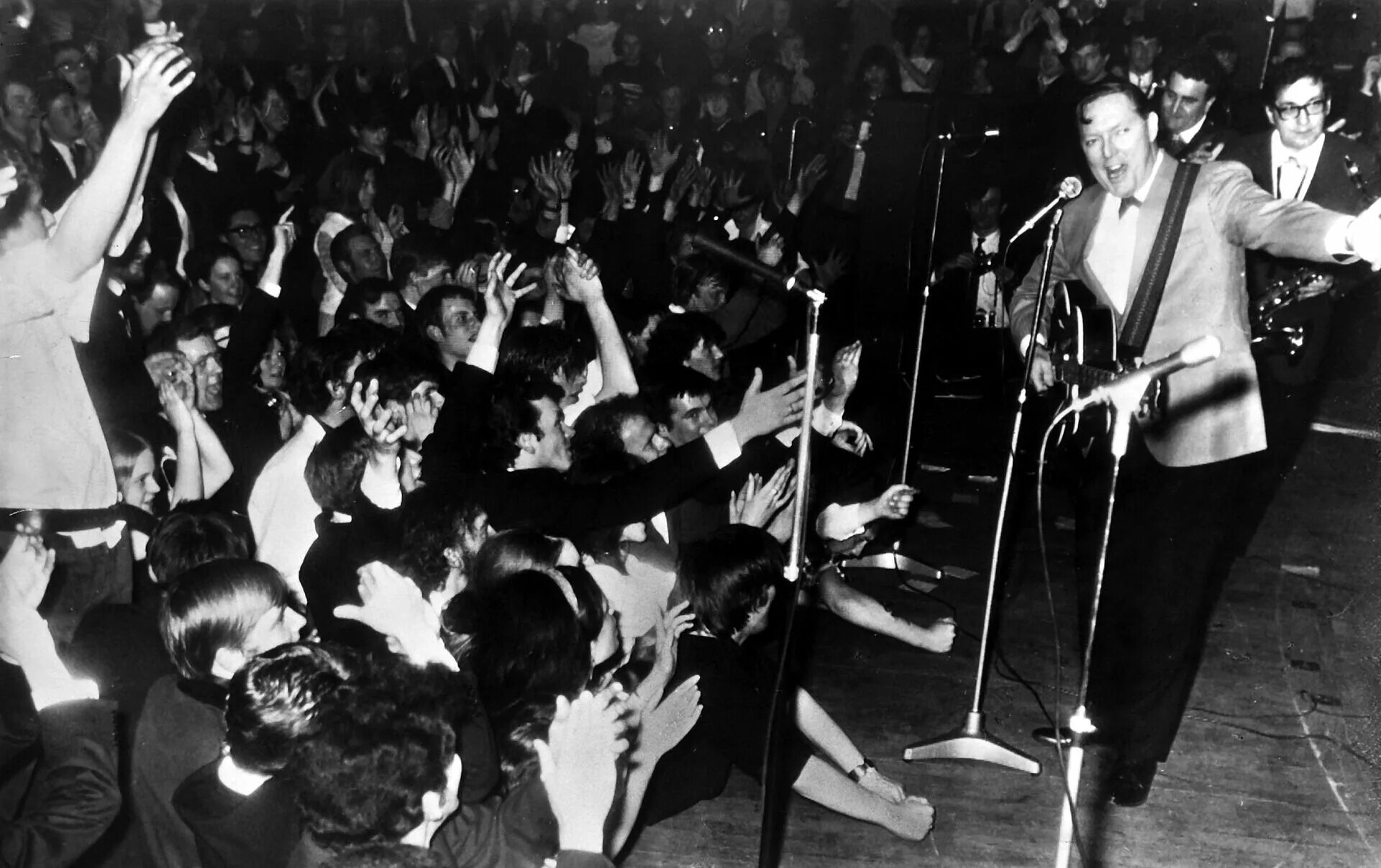 Исполнение рок н ролла. Рок-н-ролл. американский рокенрол 60-х. rock and roll россия 1950 представители. rock n roll 50-60 годов америка.