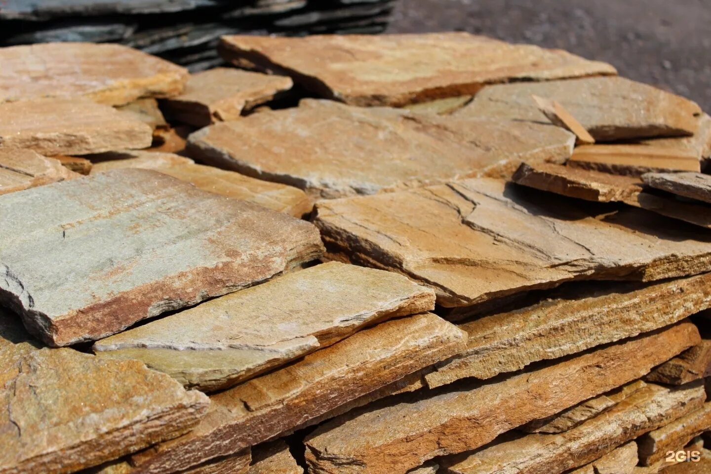 уральский камень златолит. плитняк златолит желтый. златолит зеленый камень. златолит желтый. плитняк златолит.