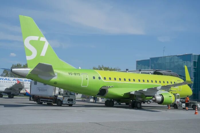 S7 airlines ручная. S7 Airlines толмачёво. Самолёт s7 Airlines. Аэропорт s7. Крыло s7 Airlines.