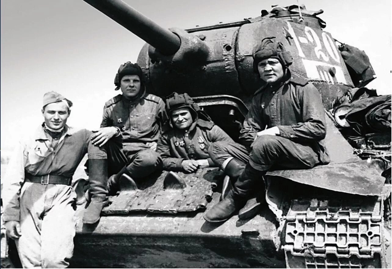 1944 сколько лет человеку. Танкист с танком т-34 ВОВ. Экипаж танка т-34 85. Экипаж т 34 85. Т34 1 Гвардейской танковой бригады.