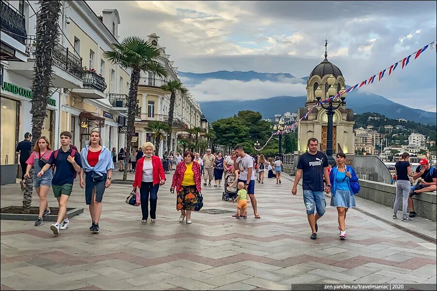 Можно ли ехать отдыхать в крым. Крым Ялта 2021. Набережная Ялта туристы. Ялта туризм 2021. Шоссе туристов в Ялте.