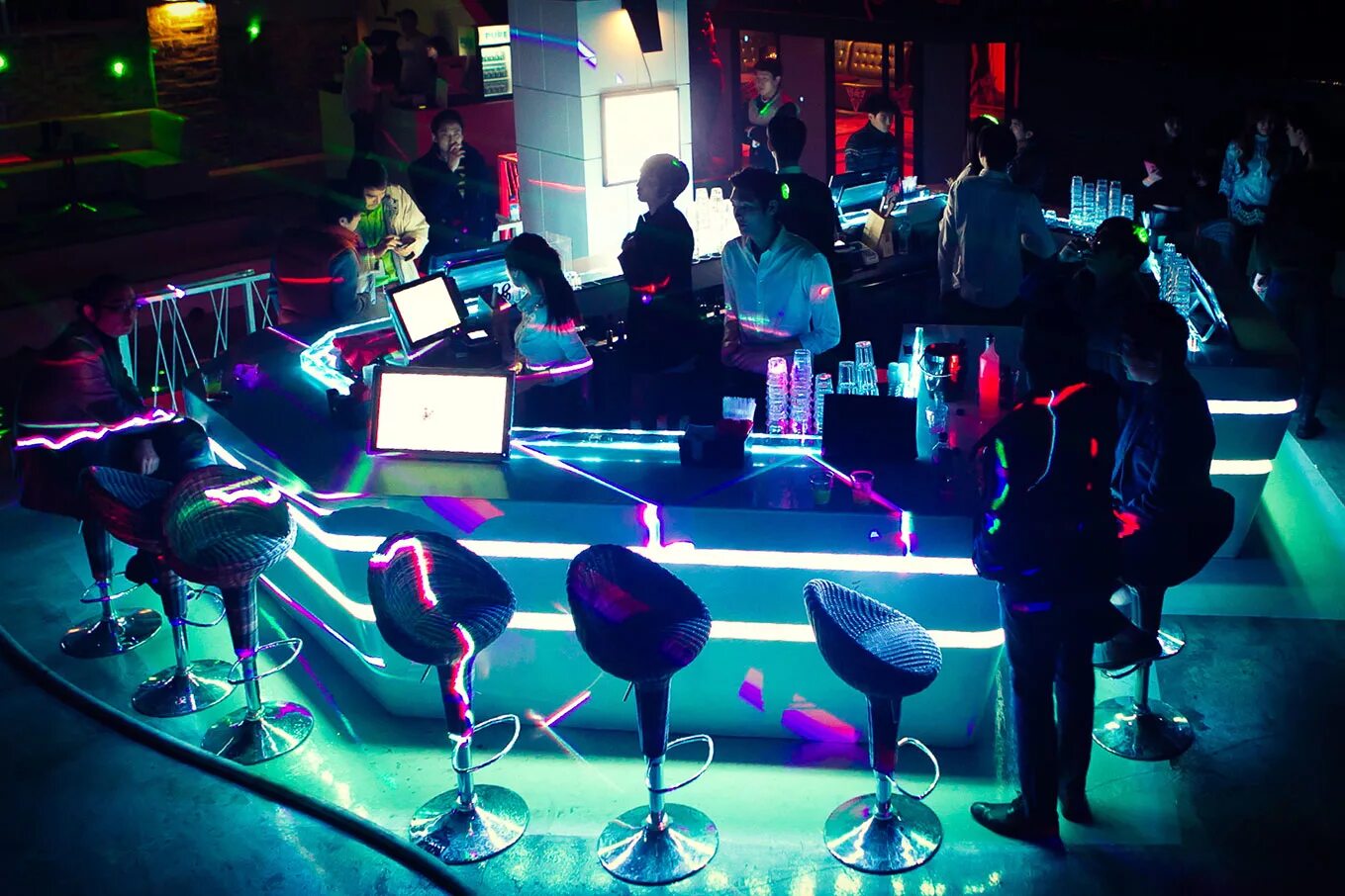 золотая молодежь в клубах. корея девушка в клубе. корейские клубы. корейские клубы. стрип клуб в северной корее.