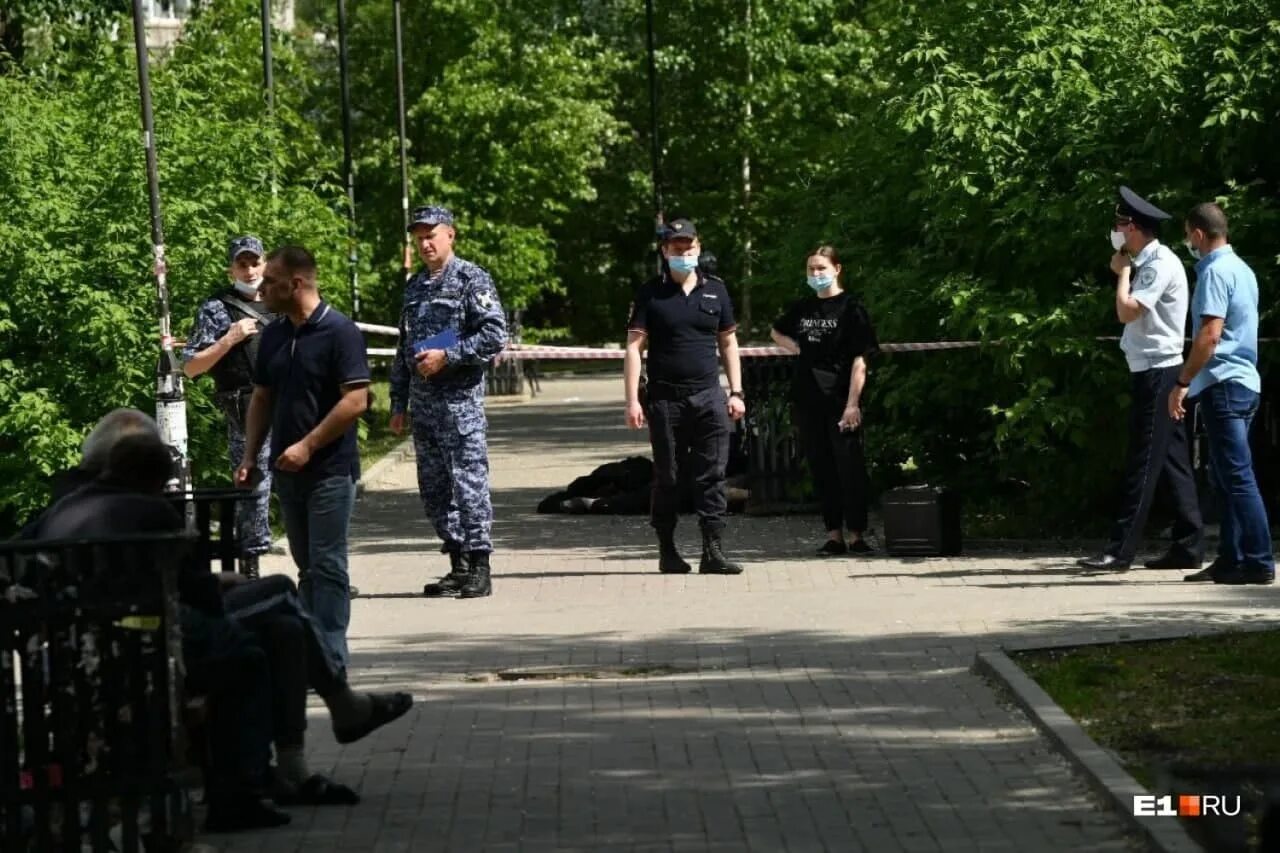 Мужчина напал на людей в абакане. Задержание вооруженного преступника. Преступники Екатеринбурга.