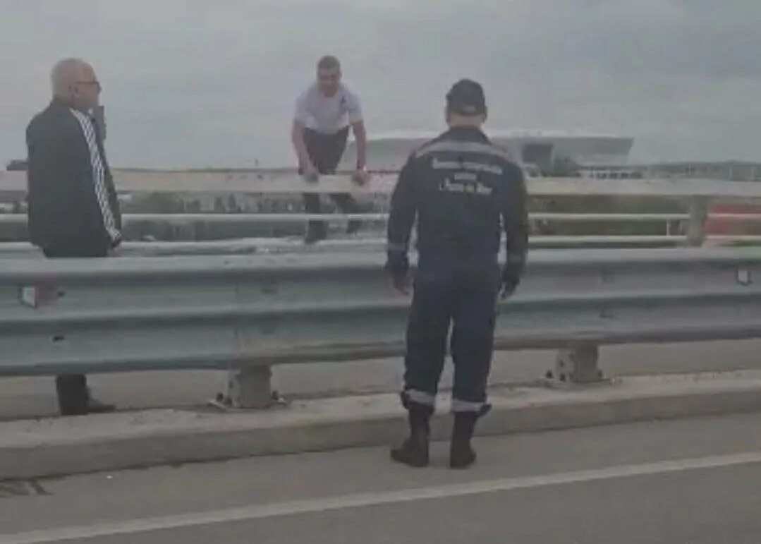 23 мая мужчина. Ворошиловский мост проект. Мужчина на мосту. Сбросился с Ворошиловского моста. Парень на мосту.