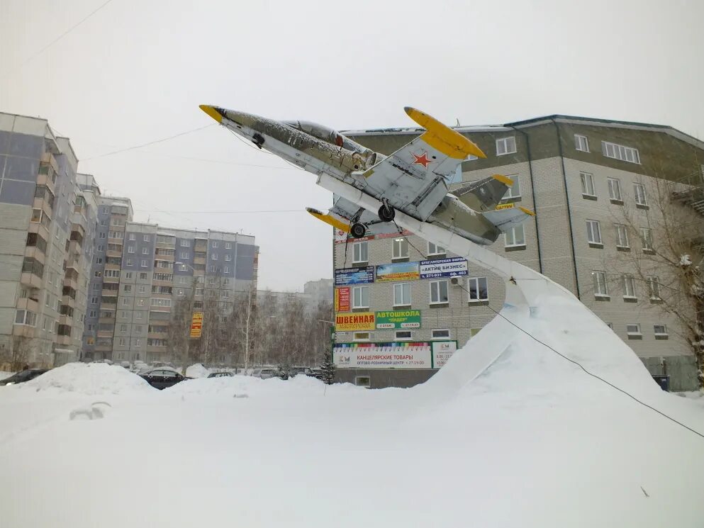 Самолеты в барнауле купить. Взлётная Барнаул памятник. Самолет на Шумакова в Барнауле. Самолет Новосиликатный Барнаул. Самолеты памятники в Барнауле.