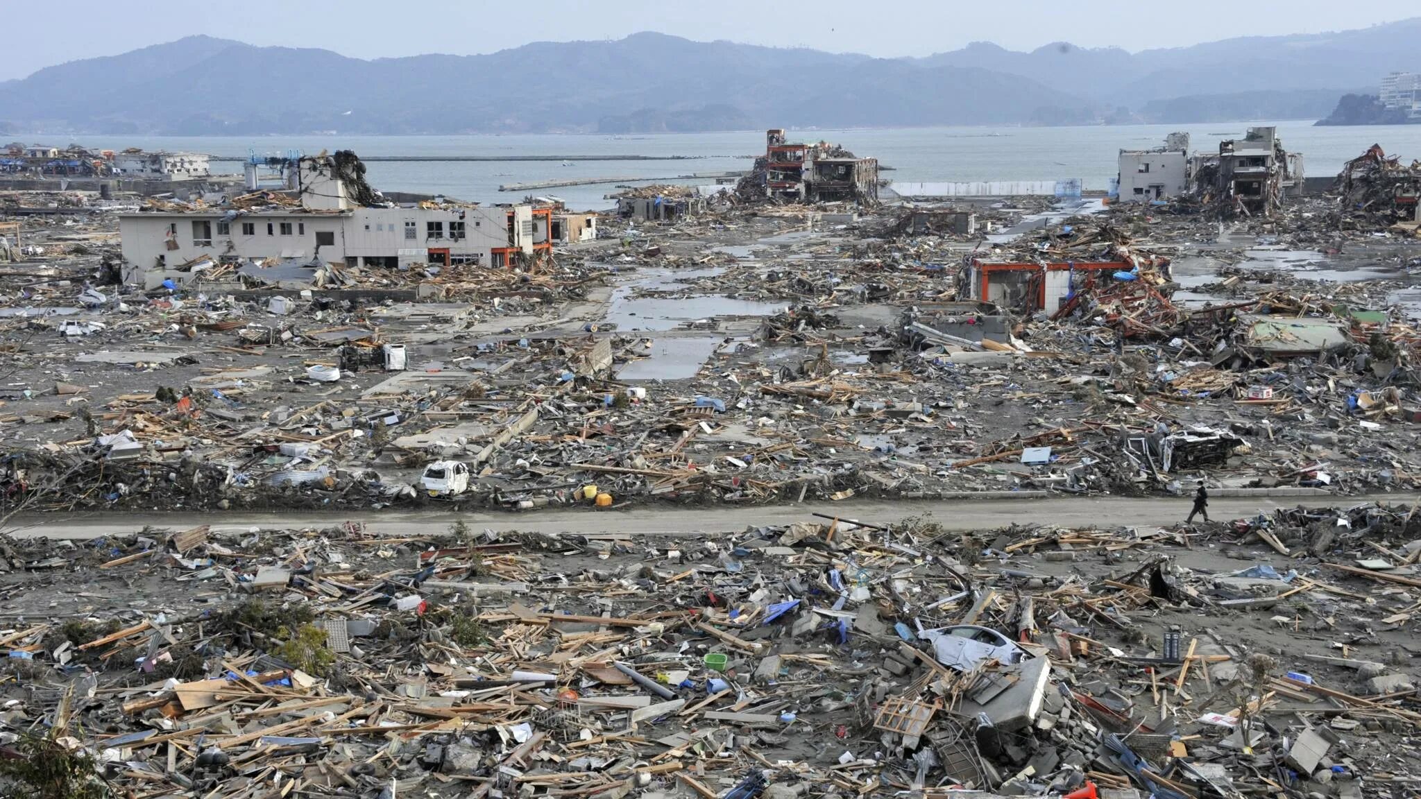 Землетрясение в 11 году. ЦУНАМИ В Японии в 2011. Землетрясение Фукусима 2011 ЦУНАМИ.