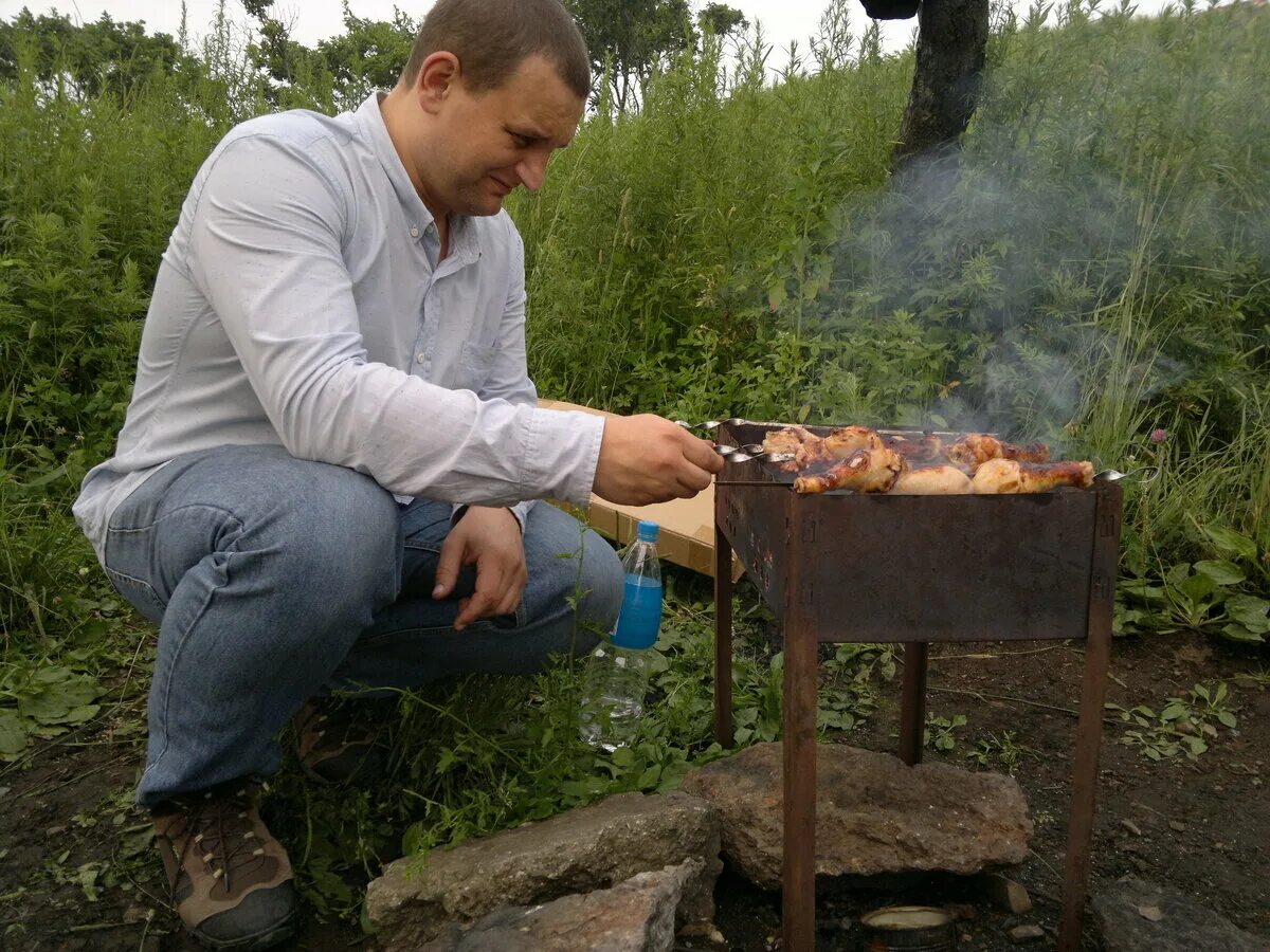 Шашлыки на природе. Пикник шашлык на природе. Барбекю на природе. Шашлыки на даче.