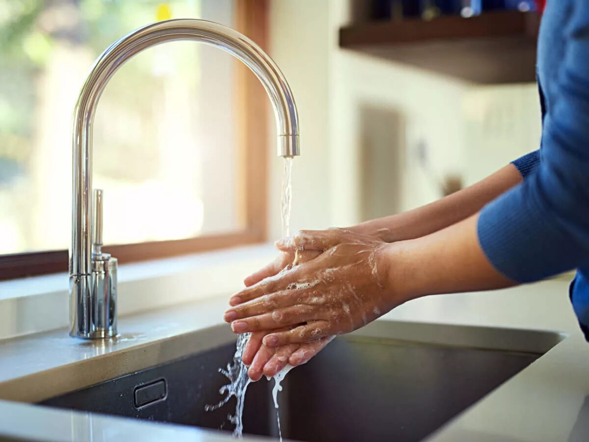 We wash hands. Мытье рук. Мыть руки. Мытье посуды. Человек моет руки.