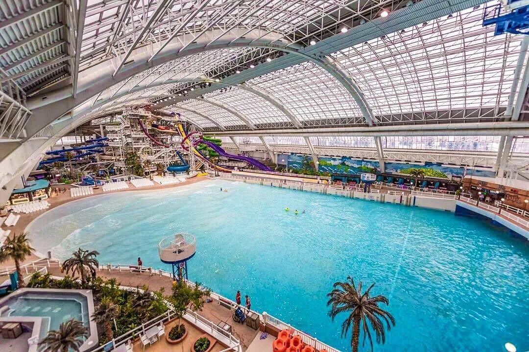 West Edmonton Mall, Канада. Торговый центр Вест Эдмонтон Молл. Аквапарк World Waterpark Канада. West Edmonton Mall снаружи.