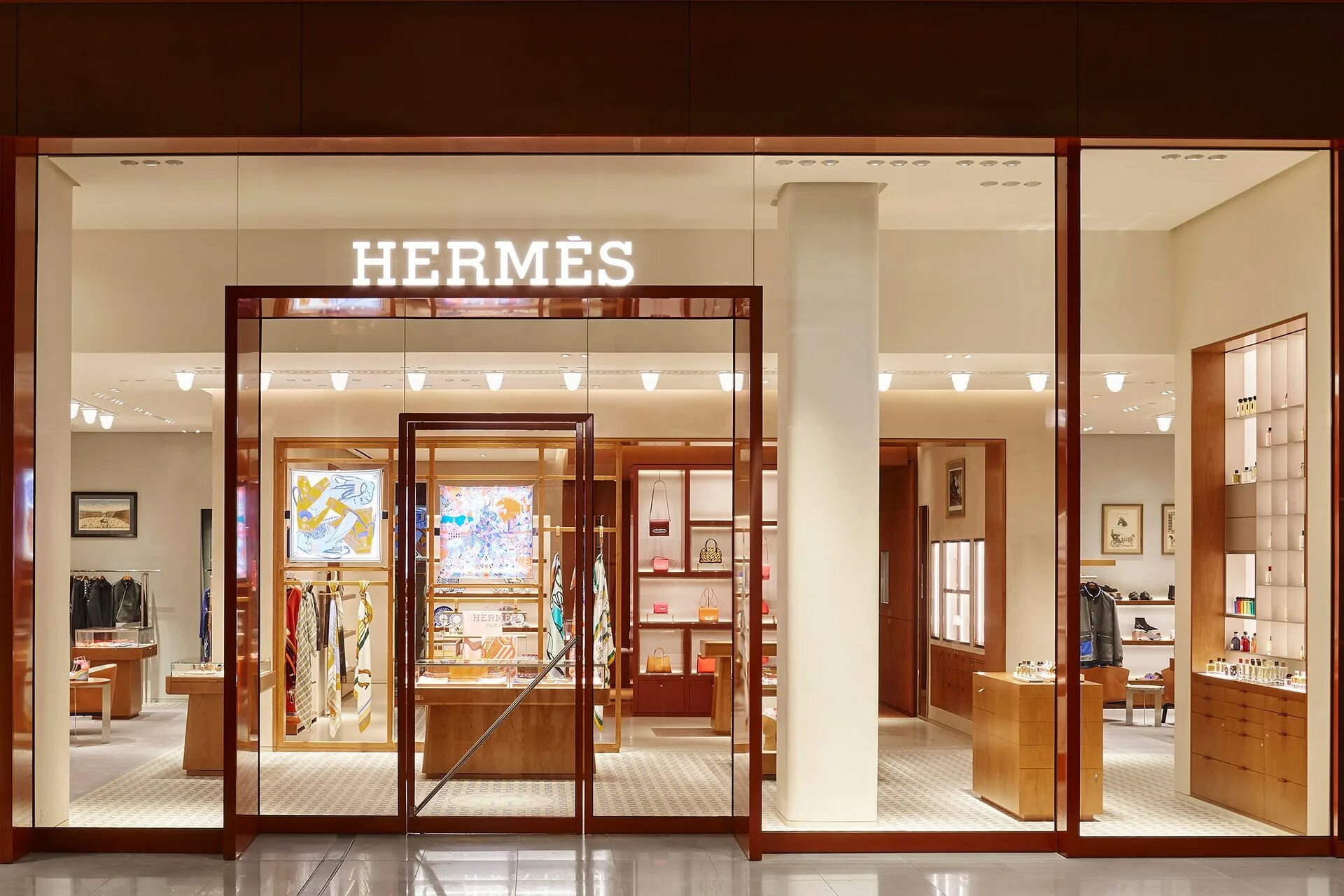 Гермес товар. Бутик Хермес. Hermes Нишанташи. Hermes магазин. Бутик Hermes в Париже.