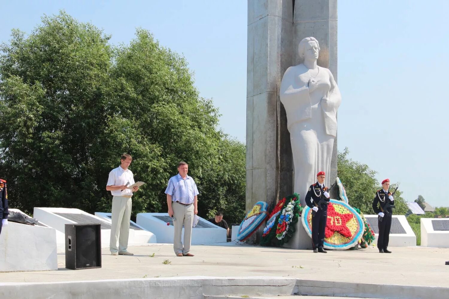 Память курганская область. Мемориальный комплекс в Курганской области. Памятник мемориал в Шумихе Курганская область. Памятники в Шумихе Курганской области. Монумент Скорбящей матери Шумиха.