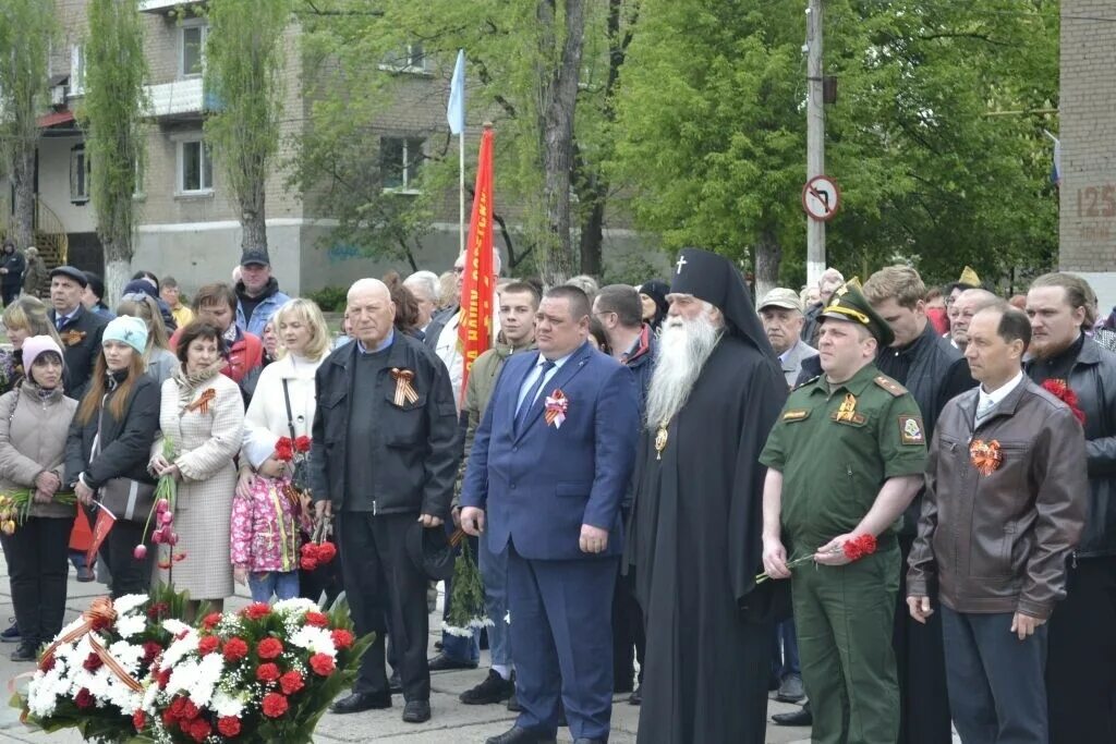 Празднование Победы в Великой Отечественной войне. Цветы Победы. Мемориал славы Ровеньки. С праздником Великой Победы.