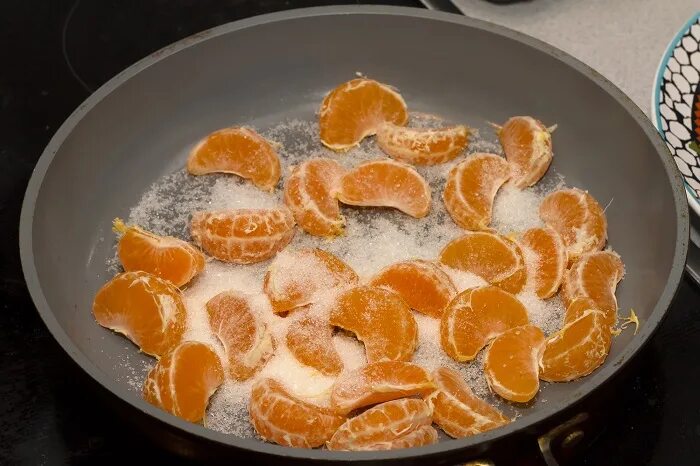 Карамелизированные мандарины. Карамелизированные мандарины для украшения. Карамелизированные дольки мандарина. Торт с мандаринами на сковороде. Жареные мандарины