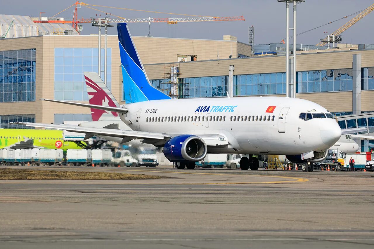Боинг 737 кыргызстан. Avia traffic company авиакомпания. Авиатрафик авиабилеты ош. Авиатрафик. Авиа трафик компани.
