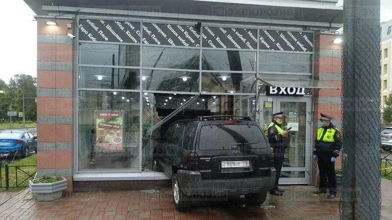 Самосвал снес. Всеволожск происшествия. Ресторан московский машина. Porsche cayenne петербург дтп. Мерс заехал в здание на свадьбу.