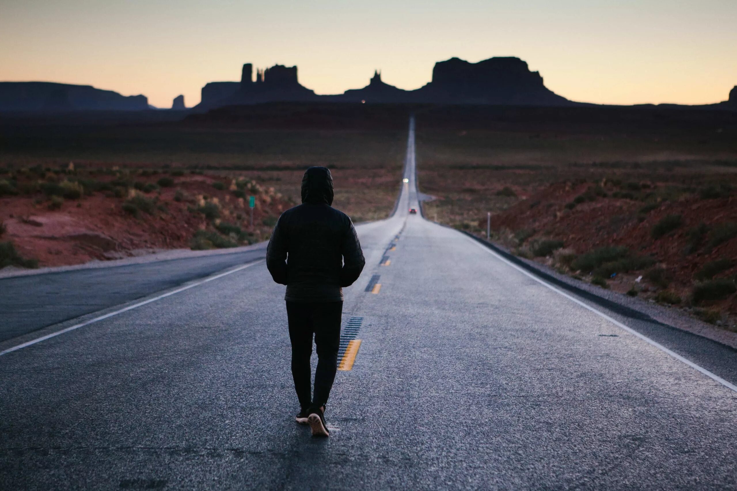 New ways to life. Человек идет по дороге. Одинокий человек на дороге. Уходит в закат. Парень идет по дороге.