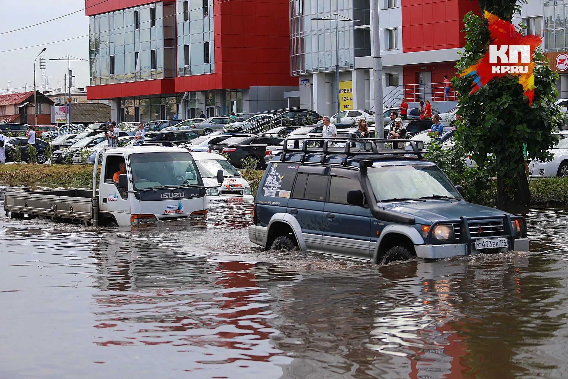 Автомобиль в воде. Красноярск машины ливень. Машина падает в воду. Ливень в Красноярске.