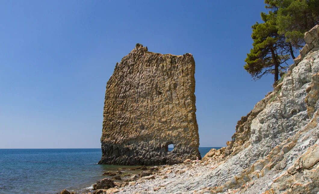 Скала парус в геленджике фото. Памятник скала парус. Скала парус в геленджике лагерь 1971 год. Скала парус в геленджике. Черное море скала парус.