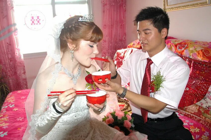 Истории после свадьбы. Русско китайские пары. Китаец и русская. Русско китайские браки. Китайские девушки замуж.