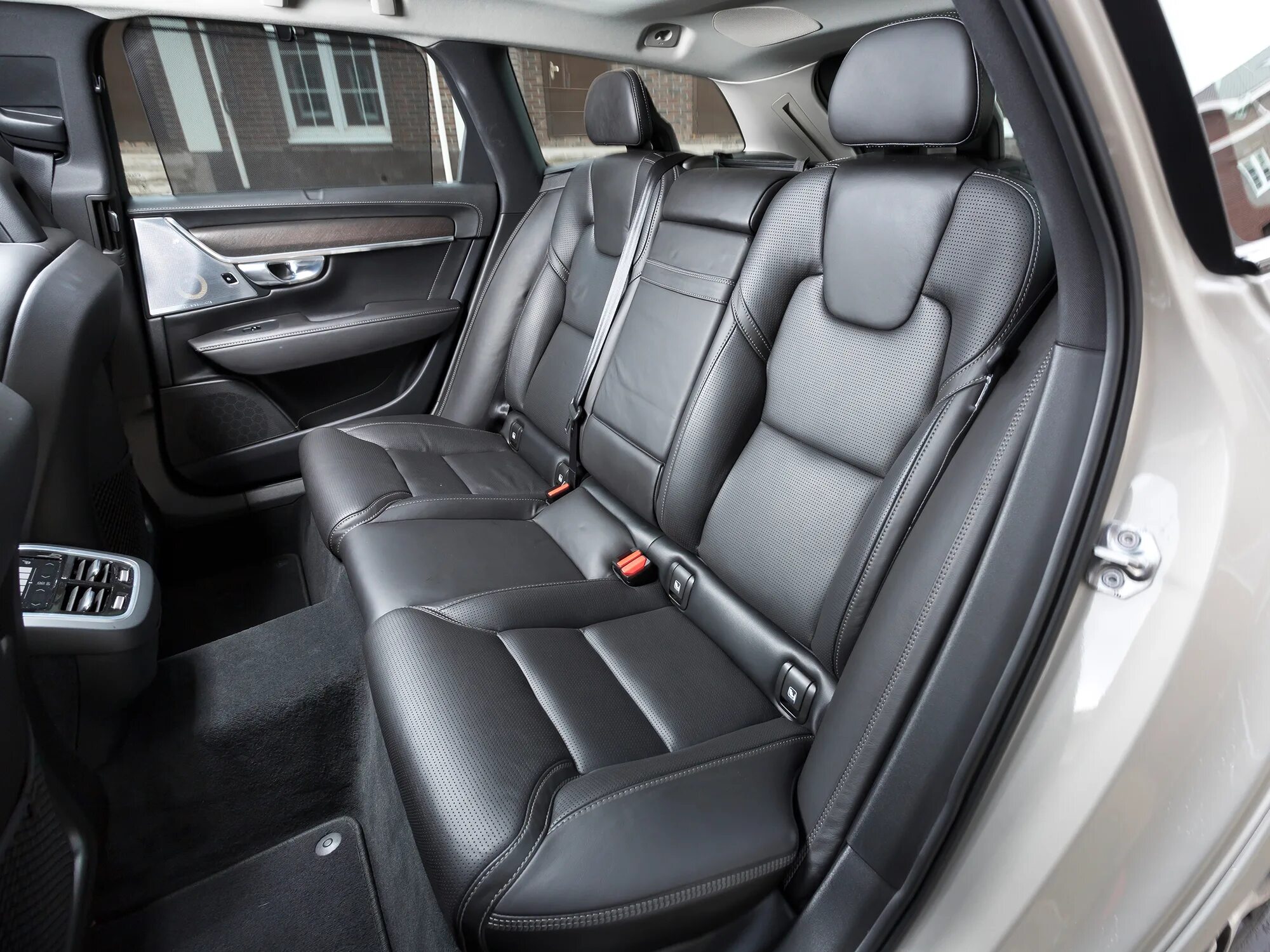 Сиденья вольво s40. Детское встроенное встроенное кресло в вольво хс90. Сиденье volvo s40 ii. Задние сиденья вольво. Volvo s60 задний ряд.