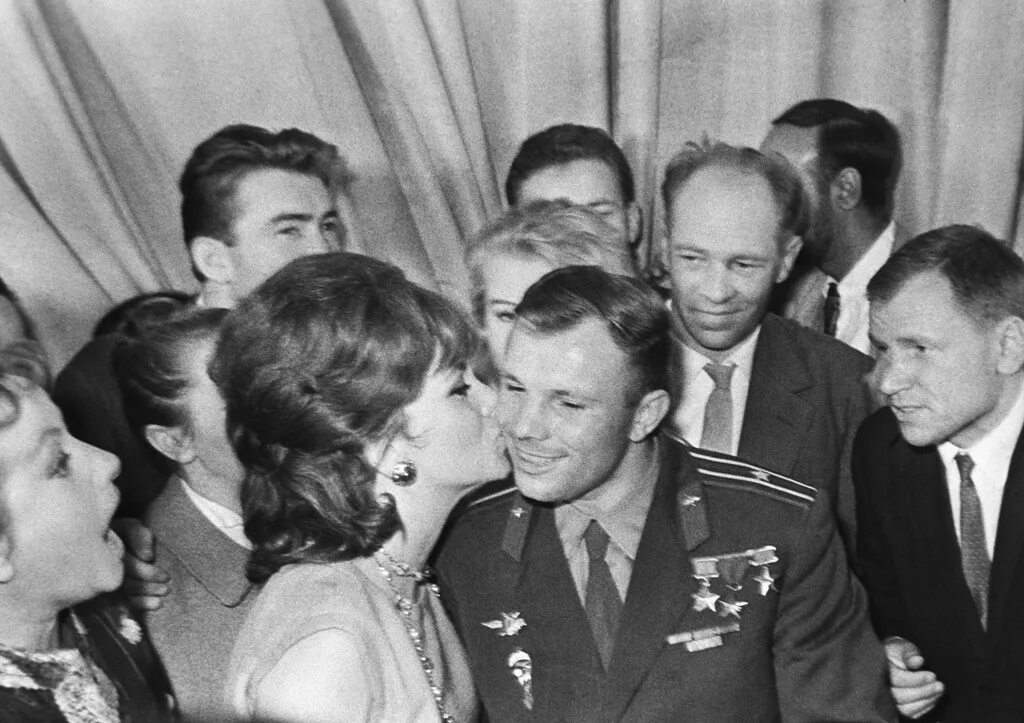 Гагарин и джина лоллобриджида. Джина Лоллобриджида и Гагарин. Джина Лоллобриджида целует Юрия Гагарина 1961. Гагарин и Джина Лоллобриджида фото.