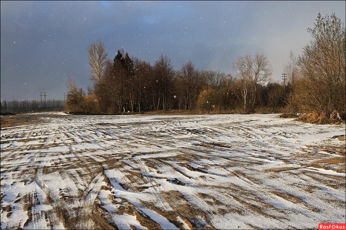 Снег в поле тает. Снег в поле весной.