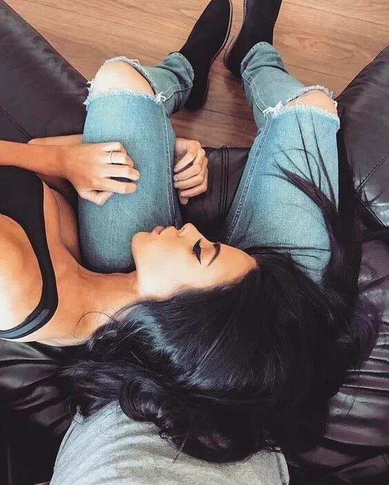 Брюнетка любит молодых. Брюнетка со спины. брюнет и брюнетка. красивая брюнетка с парнем. брюнетка сверху.