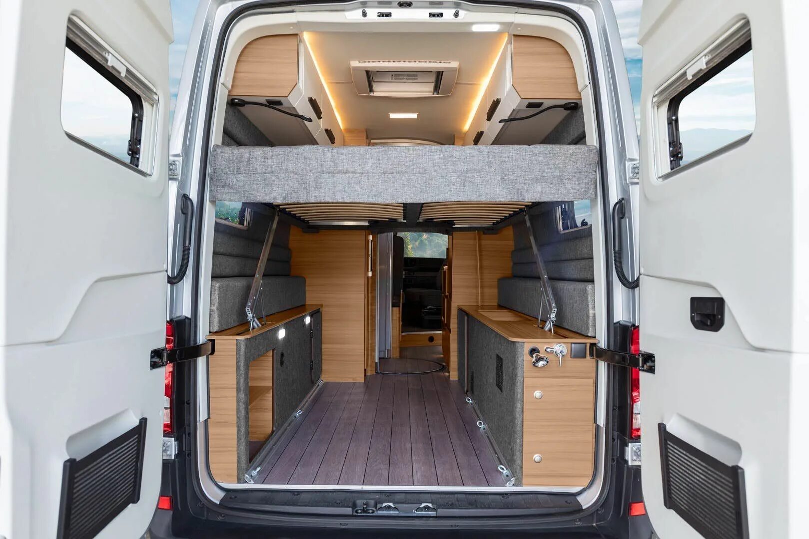 Автодом переделка. Volkswagen Crafter автодом. Volkswagen Crafter кемпер. Автодом Фольксваген Крафтер 4 на 4. Кемпер Фольксваген Крафтер 4х4.