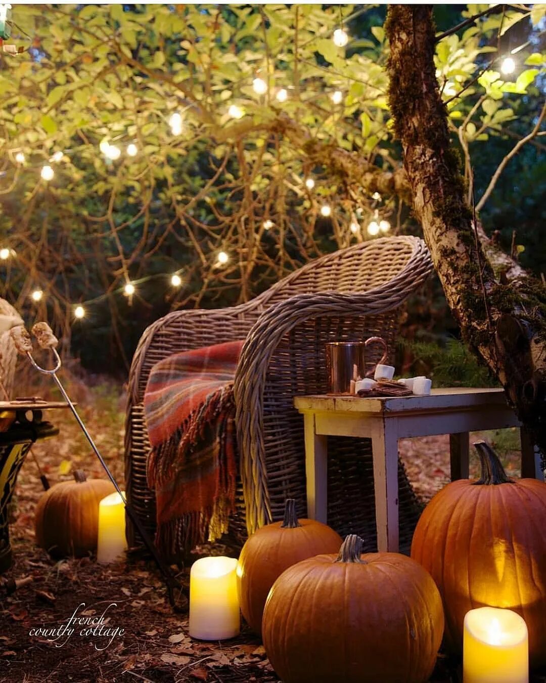Вечер дом осень. Осенний уют на природе. Уютная осень. Вечер в саду. Осенний уют в саду.